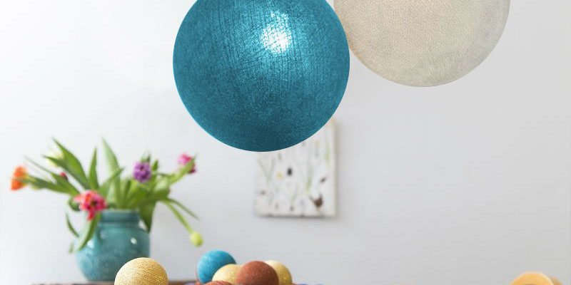 Colored spheres and garlands; How to furnish any environment -