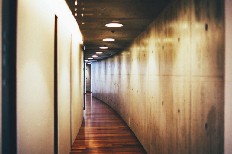 Illuminate the corridor: ideas and advice to make it welcoming -