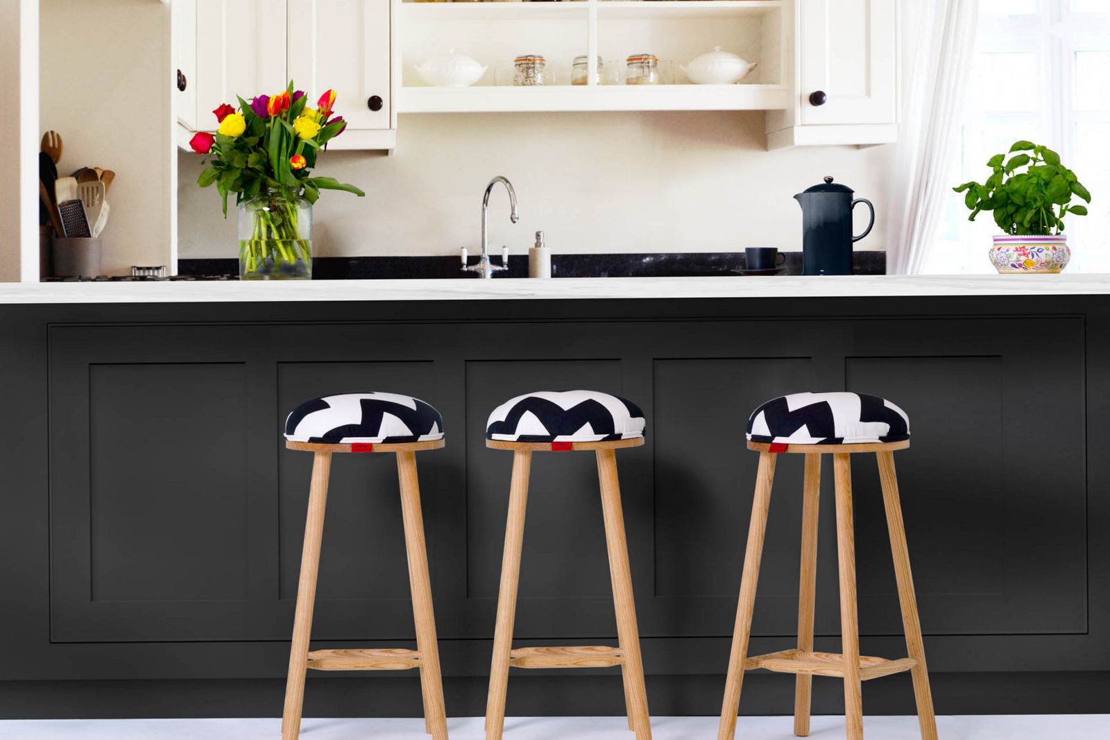 How to choose the stools for the snack plan in the kitchen