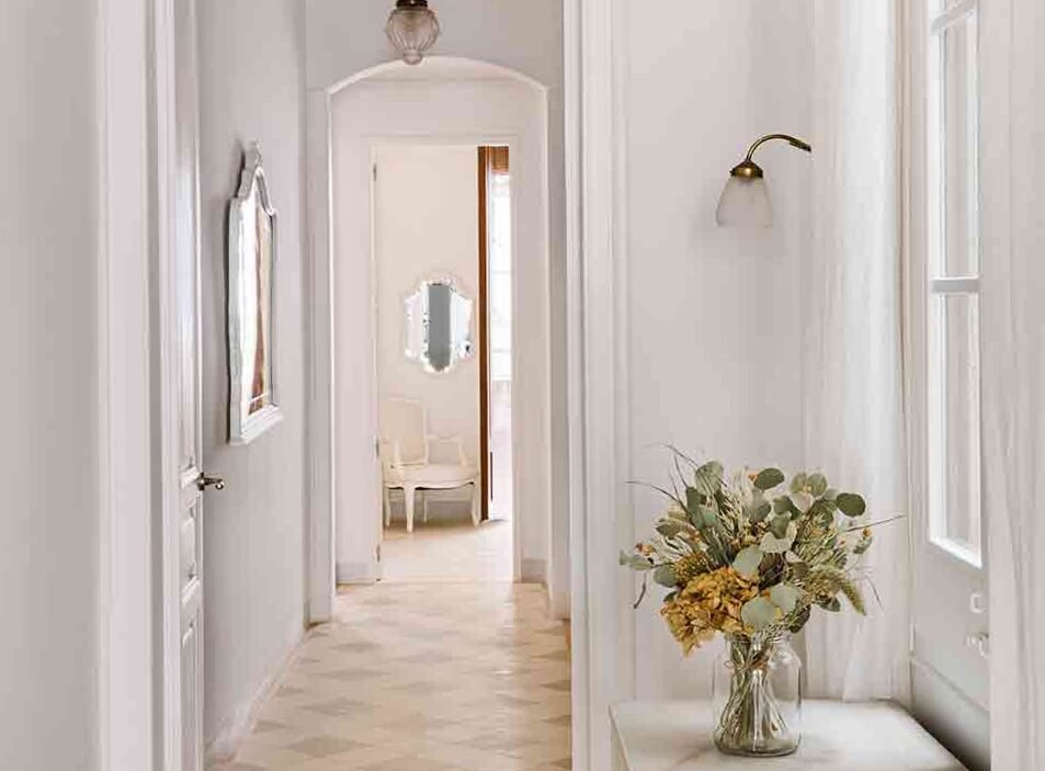 Illuminate the corridor: ideas and advice to make it welcoming